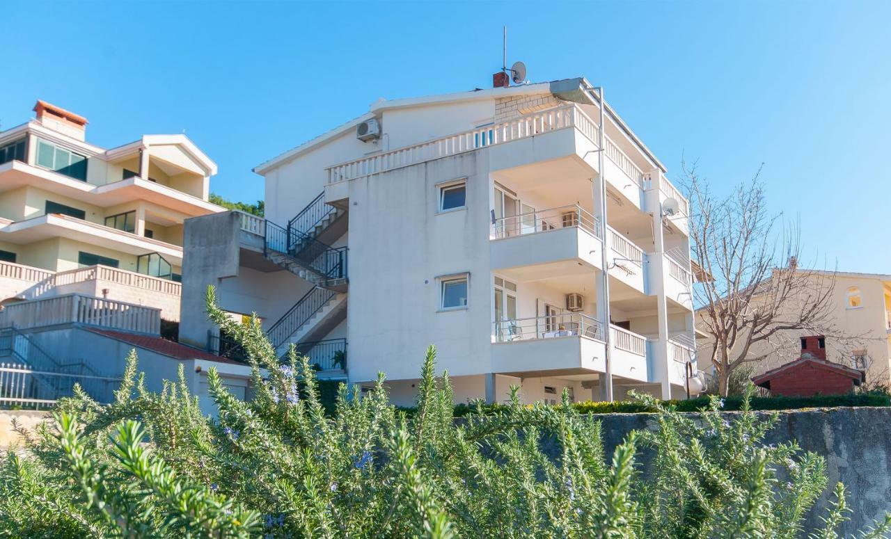 Apartment Ines Омиш Экстерьер фото