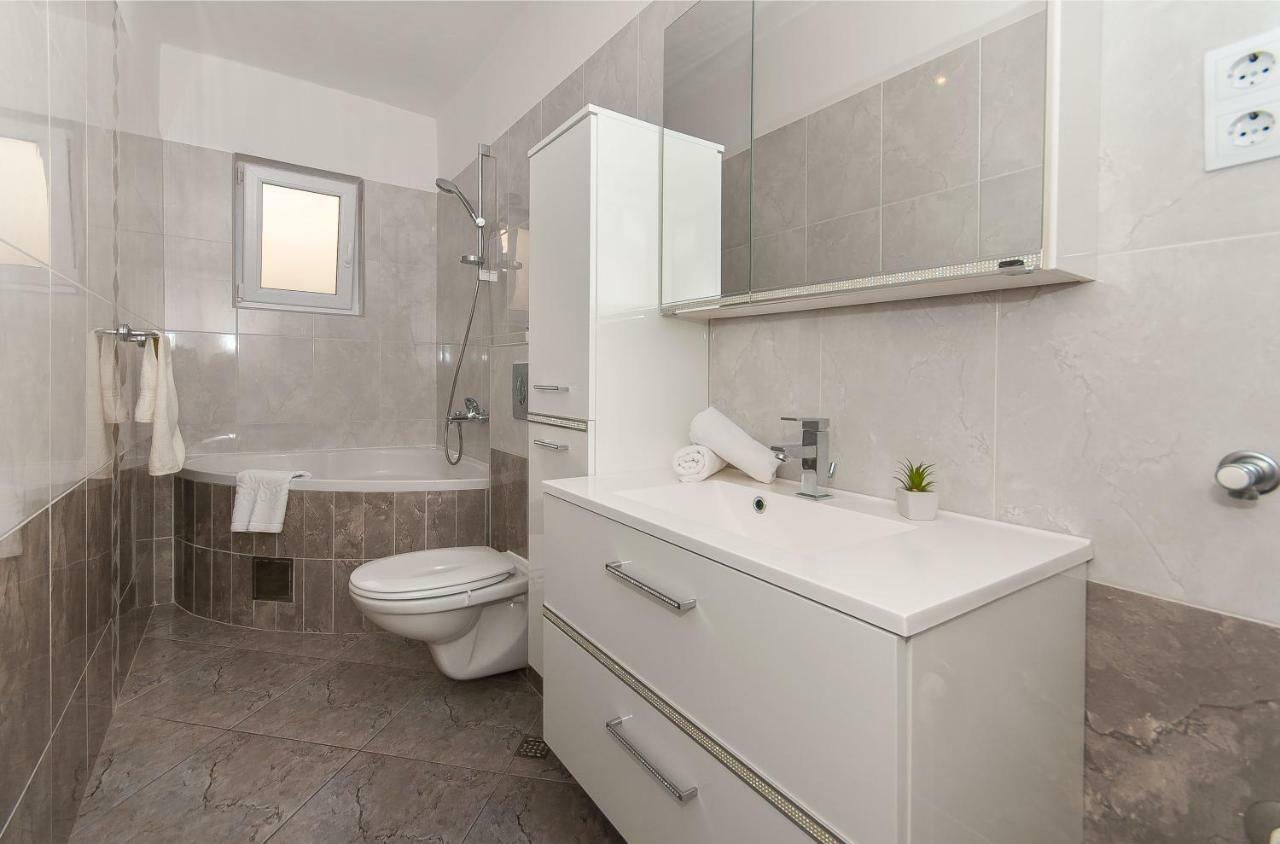 Apartment Ines Омиш Экстерьер фото
